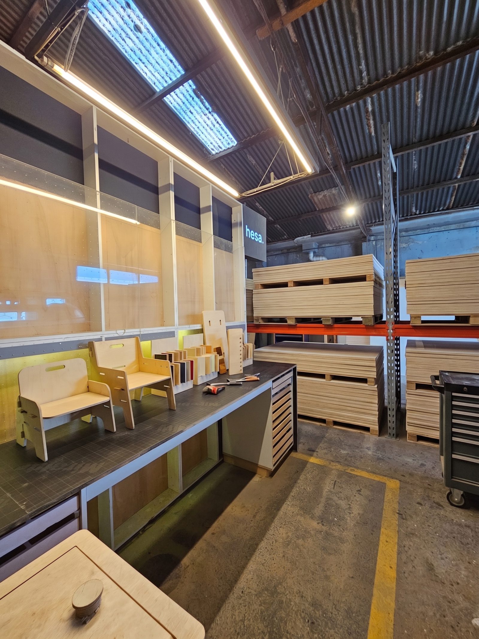 Panelería de madera a medida producida en el taller